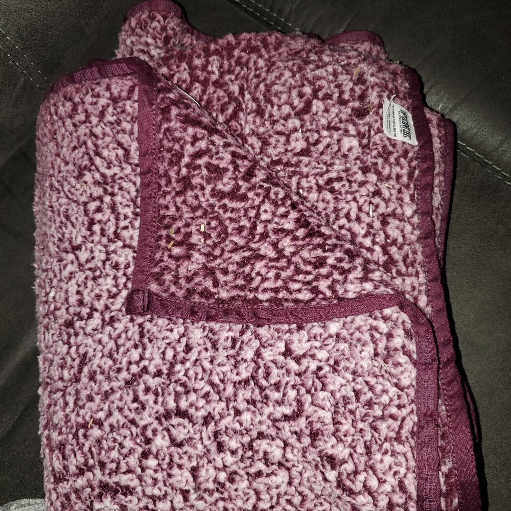💙 Pink brand throw